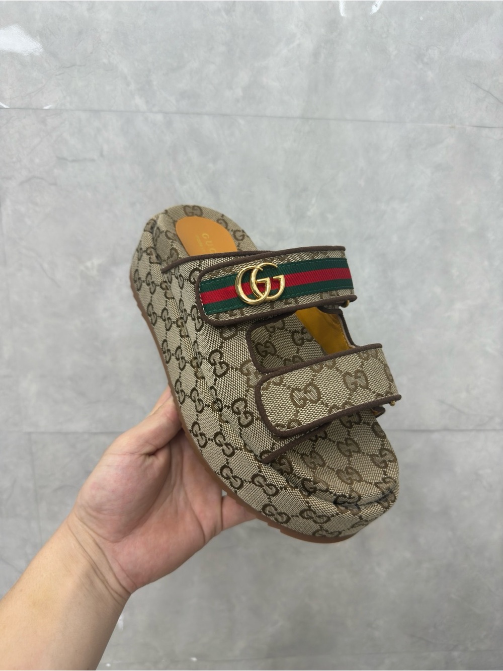 Women's Gucci Sandalia GG Plataforma Slider com Double Bege